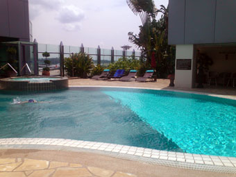 Changi Airport - rooftop swimming pool