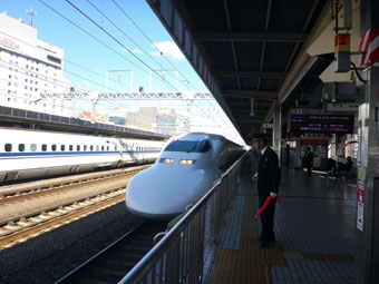 静岡駅に入線するこだま655号