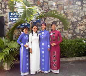 ao dai beauties at War History Museum